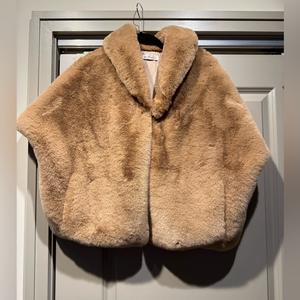 La Fiorentina Tan/Nude Faux Fur Cape (one size) - NWOT
